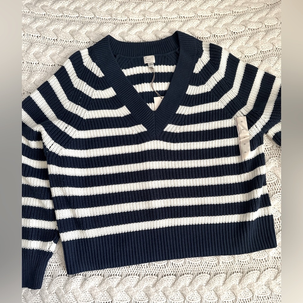 ✨A New Day Women V-Neck long sleeve sweater, in good/fair condition with tags.✨